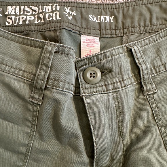 Mossimo skinny low rise cargo pants. Size 9 - Picture 4 of 7